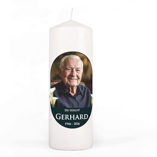 private grief® Trauerkerze mit Foto – personalisiert mit Name, Datum & Wunschtext – verschiedene Designs & Größen – Gedenkkerze aus Echtwachs (Calla, M)