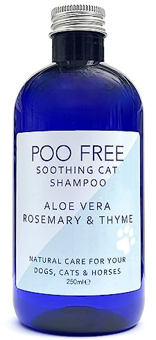99% Naturale SHAMPOO LENITIVO per GATTI con ALOE VERA, TIMO E ROSMARINO - 250ml di POO FREE. Senza Solfati, Senza Parabeni. Deterge. Allevia il Prurito, Elimina Odori. Per Pelli Sensibili. Concentrato