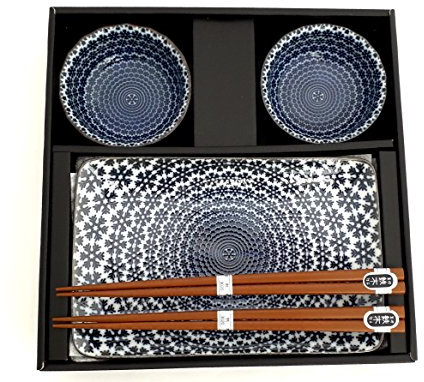 Sushi Set YUKI Original japanisches Sushiset in Weiß Blau Sushi Ess-Service aus Porzellan zwei Sushi-Tellern, zwei kleinen Schälchen zwei Ess-Stäbchen Sets in Geschenkbox