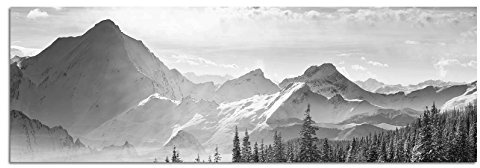 Leinwandfoto als Panorama SCHWARZ/WEISS 150x50cm Berge Wald Schnee Wolken Sonnenstrahlen