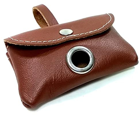 Porta-bolsas Caca Perro de Cuero, Elegante Dispensador para una Rollo de Bolsas de Excrementos, Calidad Hecho a Mano en España, Color Marrón, Para Llevar en la Correa, Collar, Cinturón o Bolsa