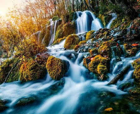 adrium Holz-Bild 120 x 100 cm: Sonniger Morgenblick auf den Wasserfall mit reinem Wasser im Nationalpark Plitvice. Fantastischer Sonnenaufgang am Herbstwald (148648220)