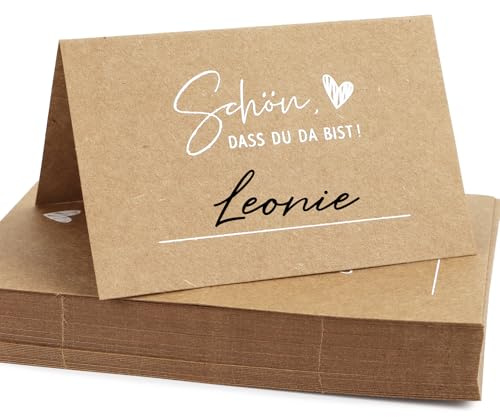 50 Stück Platzkarten Hochzeit, Schön dass du da bist mit Herz Tischkarten | 8,5x5,5cm Namensschilder aus Kraftpapier, Namenskarten zum selbst Beschriften für Geburtstag Konfirmation Kommunion Taufe