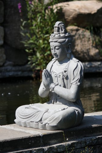 Stone-Lite Figur Guanyin Buddha im Lotossitz betend - für Haus und Garten - Höhe 66 cm - grau