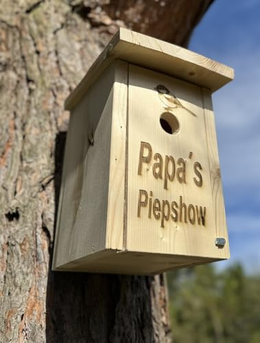 Premium Nistkasten | Mama´s oder Papa´s Piepshow | Massive nach NABU-Empfehlung | handgemacht in Deutschland | geeignet für Kleinvögel z.B. Meisen und Sperling (Papa´s Piepshow, 32mm Einflugloch)