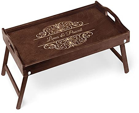 Maverton Serviertisch mit Gravur - für Zwei - Snack-Tablett mit Griffen - klappbare Beine - erhöhter Rand - Geschenk für Paare - Einzugsgeschenk - Hochzeitsgeschenk - Dunkelbraun - Verzierung