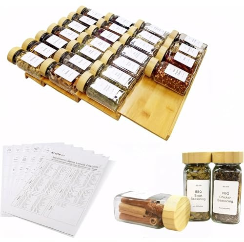 KitHero Gewürzschublade-Organizer mit 28 Gewürzgläsern (Bambusdeckel) & 216 Etiketten, 25 Anti-Rutsch-Gummis – Bambus, 4-stufig, für Küchenschubladen, Schränke, Arbeitsplatte – 33 x 40 cm