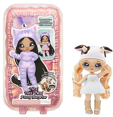 Na! Na! Na! Surprise Fuzzy Surprise Serie 1 - CORA Cowgirl - 18 cm posierbare Modepuppe - von Kühen inspiriert mit beflocktem Körper, Mütze, Brille, Outfit und Schuhen - Spielzeug für Kinder ab 4+