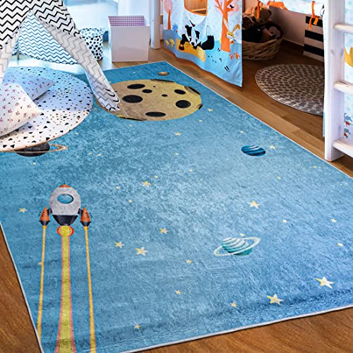 Mazovia Groß Spielteppich Kinderzimmer 160x230cm Blau Weltraum Pflegeleicht | Kinderteppich für Schlafzimmer Spielzimmer Jungen Maschinenwaschbar Rutschfest Allergikerfreundlich Wetterfest Kurzflor