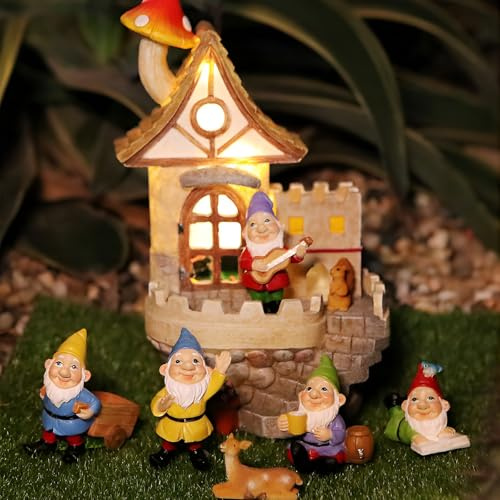 Tuzsocr 7 Stück Miniatur Gartenzwerge mit Solar Schloss Gartenleuchte, Lustig Feengarten Zwerge Statue, Harz Zwerg Gartendeko Figuren für Draußen, Wasserdicht LED Wichtelhaus für Terrasse Rasen Garten