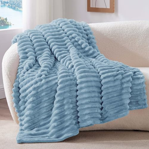 BEDELITE Kuscheldecke Flauschig Deko Decke für Sofa, Hellblau, 125x150 | Flanell Fleecedecke, Cord Überwurf für Wohnzimmer und Schlafzimmer, weiche Wohndecke, Tagesdecke, das ideale Geschenk
