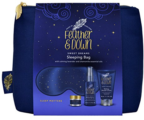 Feather & Down Set regalo sacco a pelo (maschera per gli occhi di lusso, balsamo per dormire, spray per cuscini e crema doccia) - con oli essenziali calmanti di lavanda e camomilla. Vegan Friendly &