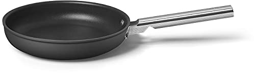 Smeg, Antihaft-Bratpfanne CKFF2601BLM, Durchmesser 26 cm, ergonomischer Edelstahlgriff, für alle Herdarten, bis zu 250° im Backofen, 2,3 l Fassungsvermögen, Schwarz