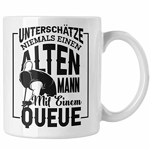 Trendation - Billard Pool Tasse Geschenk Unterschätze Niemals Einen Alten Mann Mit Einem Queue (Weiß)