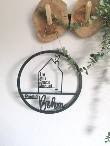 Hübscher Türkranz mit Haus, personalisiert mit Namen, Fensterdekoration, modern, schwarz, minimalistisch, Scandinavian Hygge dekoloop dekoring, Holzhaus,