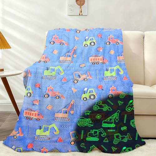 AVJWWD Kuscheldecke Kinder Bagger Decke Leuchtet im Dunkeln,Kuscheldecke mit Cartoon Auto Druck Muster,Weiche Sofa Flanelldecken Geschenkideen für Jungen (Car 01, 150x200cm)