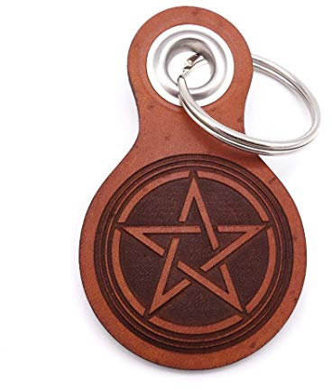 Samunshi® Porte-clés en cuir avec gravure avec différents motifs - Cadeau fabriqué en Allemagne - 38 couleurs - 8 x 4,8 cm, Marron cognac/gravé, Pentagramm 8x4,8cm