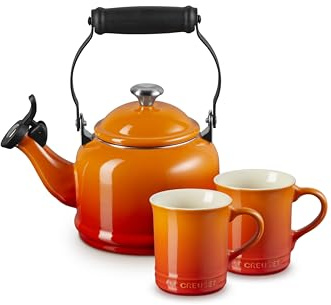 Le Creuset Hervidor Demi esmaltado en acero con acabados metálicos y gres Juego de 2 tazas, 1.25 cuartos de galón. Hervidor y (2) tazas de 14 onzas, llama