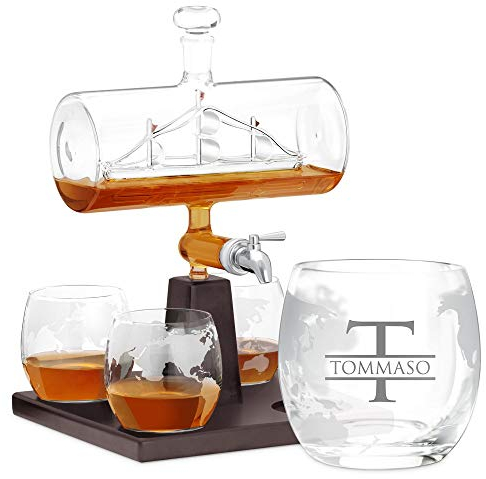 Maverton Decanter per Whisky in vetro - incisione personalizzata - Caraffa da 1000 ml con una nave all’interno + 4 Set bicchieri whisky - idea regalo per l’uomo - prestigio