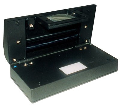 SAFE Nr. 1060 UV MULTI Prüfgerät Kombination von Lupe 2.5 fache Vergrößerung mit 4 Watt UV Auflicht-Röhre und Weißlicht - Ideal zum Prüfen von Briefmarken und Geldscheinen