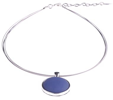 Adi-Modeschmuck Halsreif Polly, 25mm original Polaris Cabochon in einer Fassung aus versilbertem Messing an einem Bündel aus 5 nylonummantelten Stahlfäden, handgefertigt Berlin (marineblau)