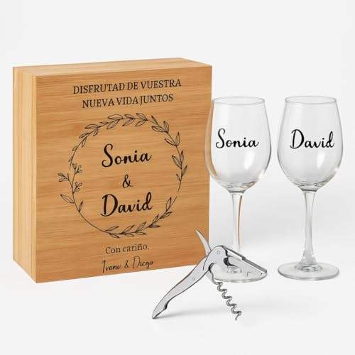 Nomart Set de Vino Personalizado con Estuche de Madera – 2 Copas Grabadas + Abridor – Regalo para Bodas, Parejas o Jubilaciones - Copas Personalizadas para Boda