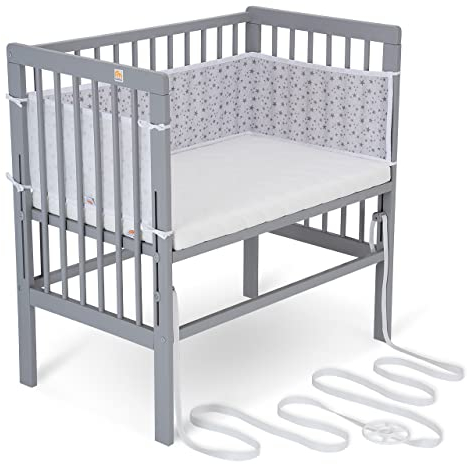FabiMax Baby Beistellbett für Boxspringbetten, stufenlos höhenverstellbar, Buchenholz massiv, grau lackiert (Matratze Air, Graue Sterne)