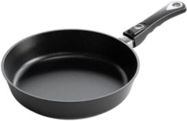 AMT Gastroguss Sonder-Edition Klaus grillt, hohe Ausführung, Ø 28 cm, 7 cm hoch, abnehmbarer Stiel, nachhaltig und klimafreundlich, Wiederbeschichtung möglich, Induktion, AMZN-KG-I-7L28-Z20B