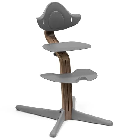 Chaise Stokke Nomi, Noyer/Gris - Le siège qui encourage l’assise active - Réglage facile sans outils - Comprend un repose-pieds stable et des roues anti-basculement - Supporte jusqu’à 150 kg