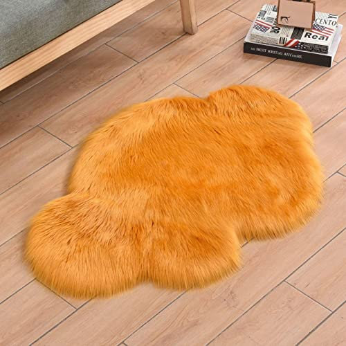 Trayosin Teppich Lammfell Schaffell Imitat Fellteppich für Wohnzimmer Schlafzimmer Deko, Waschbar Kunstfell Teppich Bettvorleger Dekofell für Stuhl, Sofa, Bett (Golden,60x180cm)