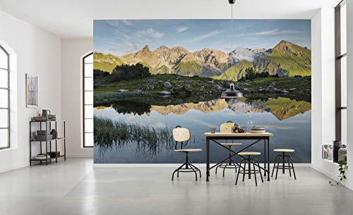 Komar Vlies Fototapete ALLGÄU Spiegel | Tapete, XXL, Dekoration, Natur, Landschaft, Schlafzimmer, Wohnzimmer, Büro, Flur | Größe 450 x 280 cm (Breite x Höhe) | SHX9-002