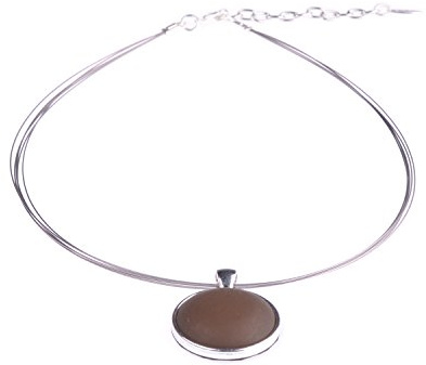 Adi-Modeschmuck Halsreif Polly, 25mm original Polaris Cabochon in einer Fassung aus versilbertem Messing an einem Bündel aus 5 nylonummantelten Stahlfäden, handgefertigt Berlin (dunkelbraun)