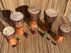 10 Djembe Drum Pack für Schulen 3 x 27,9 cm Djembe, 12,7 x 22,9 cm Djembe, 2 x 17,8 cm Djembe plus gratis Shaker