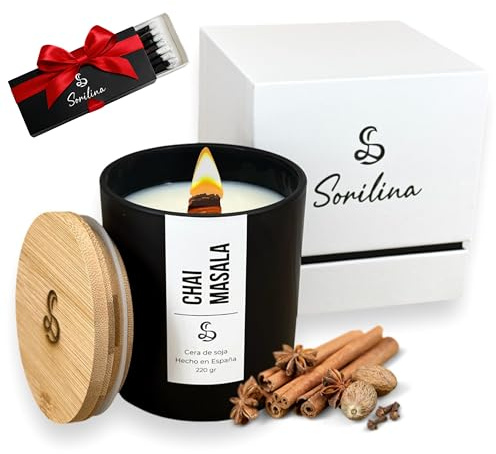 SORILINA Vela Chai Aromática Grande con Caja Regalo y Mecha de Madera Cera de Soja Aroma Intenso Hecho a Mano en España 220gr hasta 55h Larga Duración (Chai Masala)