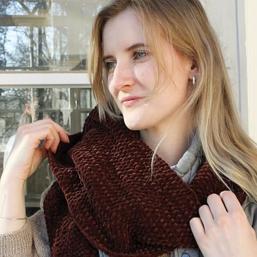 myboshi Strickset Schal Drop aus Samt XS, für Anfänger, inkl. Samt XS Garn, Stricknadel, Anleitung und Label, 100% Polyester, Braun (Kakao) mit Rundstricknadel