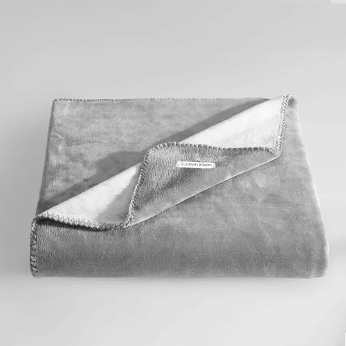 Calvin Klein - Coperta double-face, in peluche di alta qualità, con dettagli a punto frusta, pratica biancheria da letto di lusso, certificata Oeko-Tex (moderno reversibile grigio tinta unita, 50 x 70