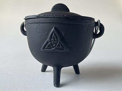 Triquetra Gjutjärnsgryta med lock och handtag, häxkittel, perfekt för användning med kolrökelse, smetad salvia, 10,8–11,4 cm