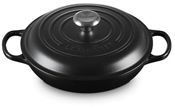 Le Creuset Signature Gusseisen Gourmet-Profitopf, Rund, 26 cm, 2,2 l, Für alle Herdarten inkl. Induktion geeignet, 4,205 kg, Schwarz matt, 21180260002430