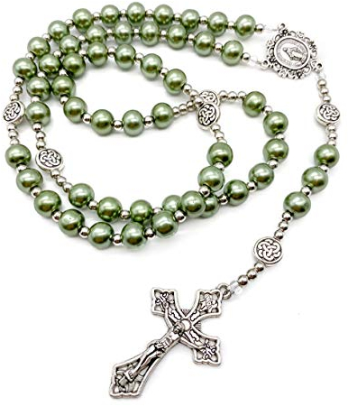 Nazareth Store Grüne Perle Perlen Rosenkranz Katholische Halskette mit Wundermittel Medaille Kreuz Kruzifix Silberfarbene Rosenkränze in Samttasche