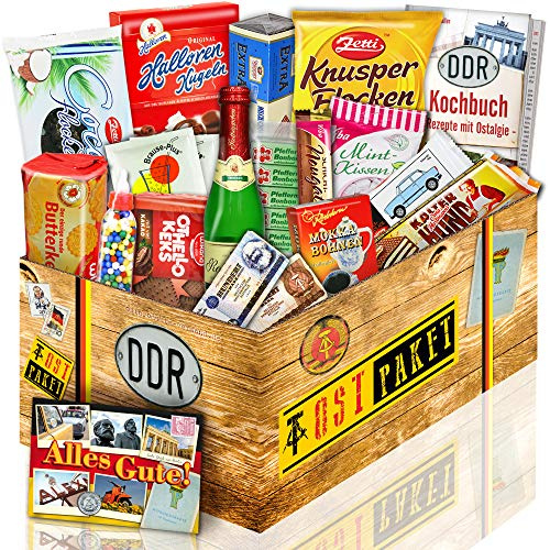 Suesses Geschenkset - Ostpaket für Männer - Geschenk Geburtstag für Freund | Großer DDR Präsentkorb mit 16 Ostprodukten & DDR Kochbuch - Ideale Ostalgie Geschenkbox zum Geburtstag oder Weihnachten