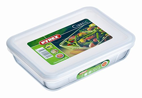 Pyrex Rectangular Dish with Plastic Lid. 2.6L 25cm x 20cm x 7.5cm deep.