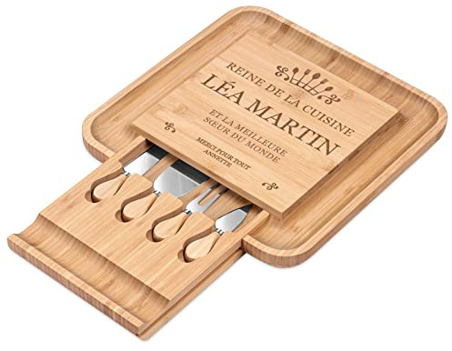 MAVERTON Planche à Fromage avec Gravure + Set de 4 Accessoires - Plateau en Bois gravé - 34x34cm - Cadeau d’Anniversaire - Accessoires pour Femme - Reine