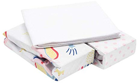 FlyIdeas 3-teiliges Spannbettlaken-Set – 2 Spannbettlaken aus 100% Baumwolle & 1 wasserdichter Matratzenschoner – Atmungsaktiv & Hypoallergen (Rainbow Unicorns, 120x60 cm)