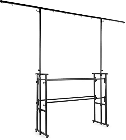Vonyx DB7 Stand DJ avec Portique - 210 à 240 cm, Charge Maximale 40 Kg, Livré en Kit avec Accessoires de Montage, Pont de Lumière 260 cm, Un Stand DJ Complet Idéal pour les DJs mobiles