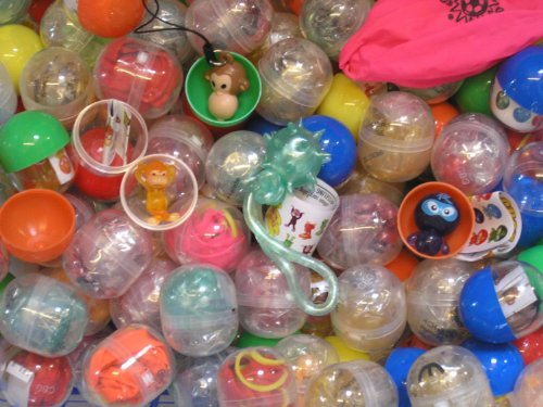 100 Stück gefüllte Kapseln K11 mit Spielzeug ideal als Mitgebsel für Kindergeburtstag oder für Automaten