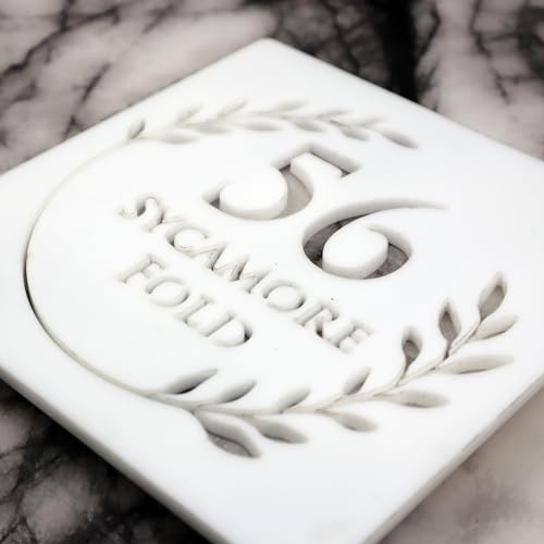 K SMART SIGN Bellissima S1, numero civico bianco con fiori per porta, decorazione per casa, floreale, da parete, con numeri e nome, in acrilico (bianco opaco e marmo bianco)