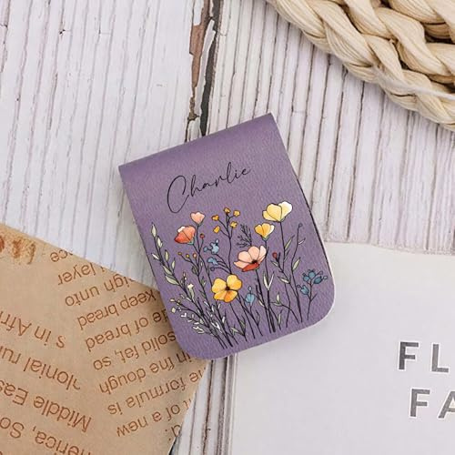 Drawelry Personalisierte Magnetische Leder Lesezeichen mit Geburtsblume Namen Gravur Lesezeichenclips Handgefertigt Retro PU Bookmarks Individuelle Geschenke für Liebhaber Freunde Leser Lehrer (A6)