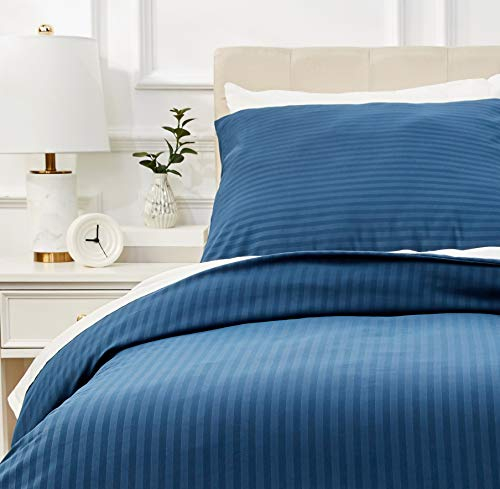 Amazon Basics 2-teiliges Mikrofaser-Bettwäsche-Set, Einzelbett, Bettbezug 135 x 200 cm & 1 Kissenbezug 80 x 80 cm, Marineblau, gestreift