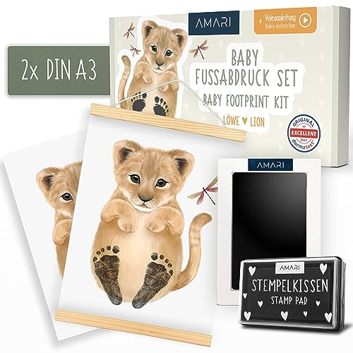Amari ® Baby Fußabdruck Set mit 2 Tierpostern (Motiv Löwe) & Clean Touch Pad - Geschenke zur Geburt - Fußabdruck Baby Tierbild - Baby Abdruckset - Fussabdruck Baby - Babyparty Geschenk