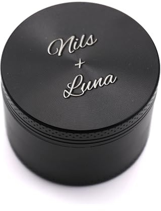 Grinder mit individueller Beschriftung - 4-teiliger Aluminium Kräuter Crusher mit Pollen Scraper (Schwarz)